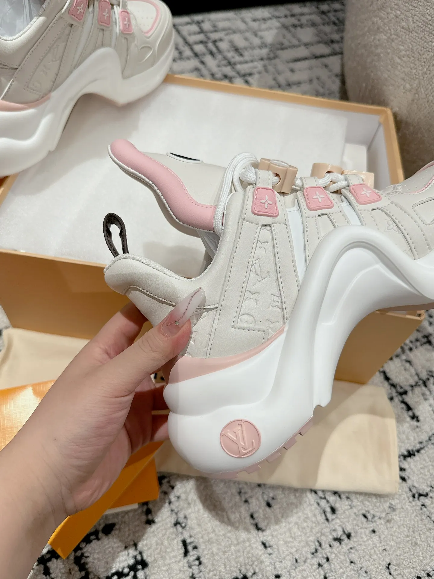 👟👟Ex-factory price 720👟👟 Top version Louis Vuiton·Louis Vuitton 24/ New Chinese Valentine's Day limited edition LV Archlight series arch sole dad shoes casual thick-soled lace-up sneakers Top version 🔝Buy the original version, develop and make goods👍🏻 This LV dad shoe features an eye-catching wavy sole and large tongue. It is equipped with a sporty super-elastic running shoe style rubber outsole, which is very eye-catching. It is also combined with a soft and elastic upper made of a variety of high-tech fabrics, making the upper foot comfortable and soft! ...